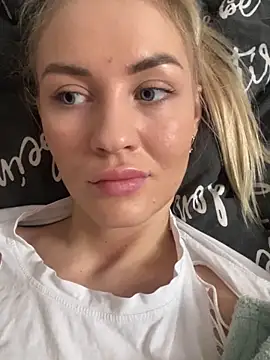 Snapshot of DreamGirl-777 chatting on 03-07-25, 06:13 DreamGirl-777 online show from 03-07-25, 06:13