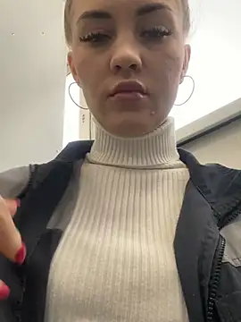 Snapshot of DreamGirl-777 chatting on 03-21-25, 04:17 DreamGirl-777 online show from 03-21-25, 04:17