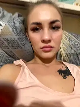 Snapshot of DreamGirl-777 chatting on 10-23-25, 01:54 DreamGirl-777 online show from 10-23-25, 01:54