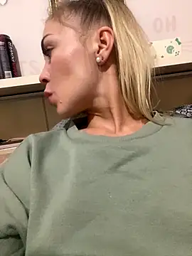 Snapshot of DreamGirl-777 chatting on 10-28-25, 01:14 DreamGirl-777 online show from 10-28-25, 01:14