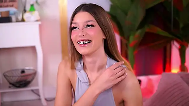 Snapshot of EvaWarenn chatting on 10-23-25, 10:25 EvaWarenn online show from 10-23-25, 10:25