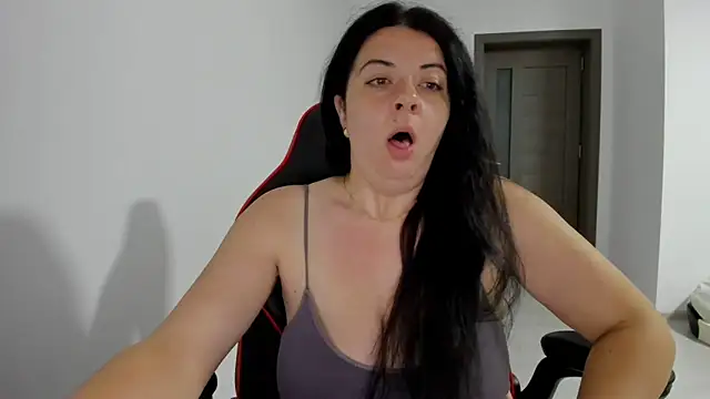 amiraisa11 online show from 06-17-26, 01:30