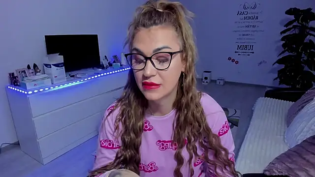 Snapshot of GlossyDiamondX chatting on 01-11-25, 05:20 GlossyDiamondX online show from 01-11-25, 05:20