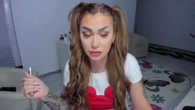 Snapshot of GlossyDiamondX chatting on 02-14-25, 05:09 GlossyDiamondX online show from 02-14-25, 05:09