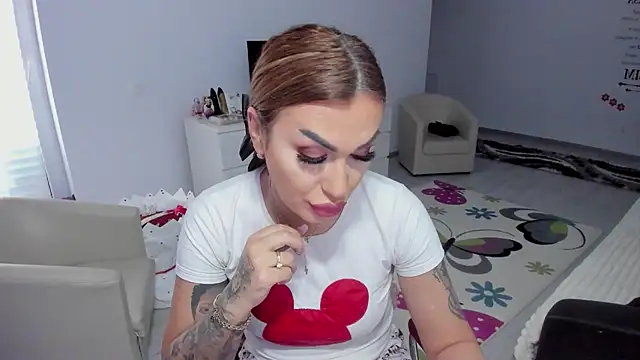 Snapshot of GlossyDiamondX chatting on 02-20-25, 06:28 GlossyDiamondX online show from 02-20-25, 06:28