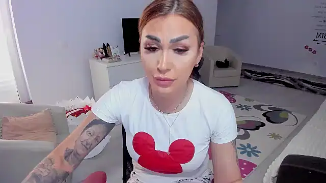 Snapshot of GlossyDiamondX chatting on 02-20-25, 02:02 GlossyDiamondX online show from 02-20-25, 02:02