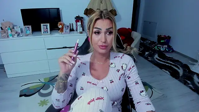 Snapshot of GlossyDiamondX chatting on 09-29-25, 03:28 GlossyDiamondX online show from 09-29-25, 03:28