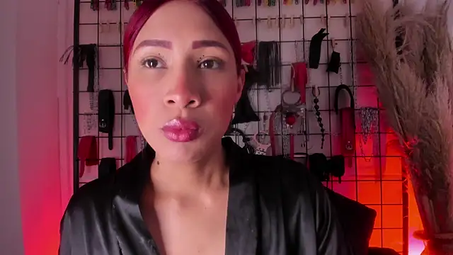 Snapshot of charrlotte_quinn chatting on 10-16-25, 02:51 charrlotte quinn online show from 10-16-25, 02:51