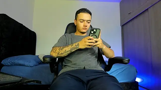 Snapshot of male_pussy chatting on 09-26-25, 05:17 male pussy online show from 09-26-25, 05:17