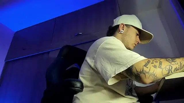 Snapshot of male_pussy chatting on 11-03-25, 01:51 male pussy online show from 11-03-25, 01:51