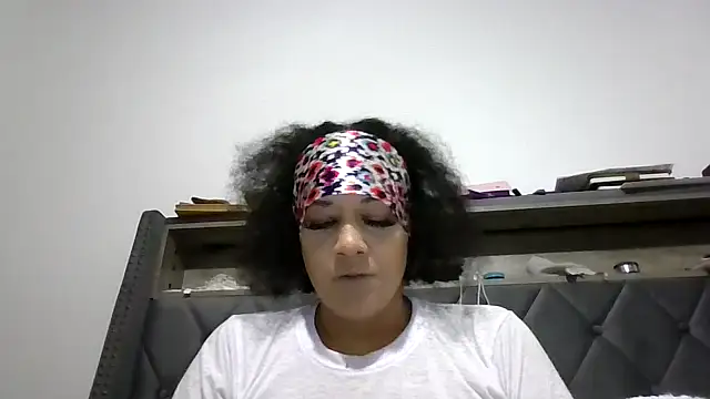Snapshot of Ladycinnabon1 chatting on 11-28-25, 01:52 Ladycinnabon1 online show from 11-28-25, 01:52