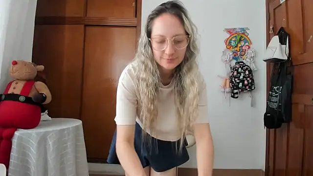 Snapshot of Adele_johnsonn1 chatting on 03-27-26, 04:18 Adele johnsonn1 online show from 03-27-26, 04:18