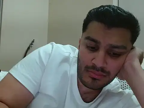 Snapshot of robintoit chatting on 03-11-26, 04:35 robintoit online show from 03-11-26, 04:35