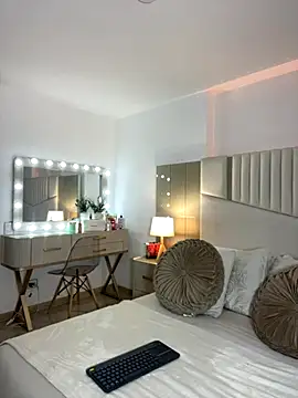  laura 02 online show from 11-01-25, 08:22