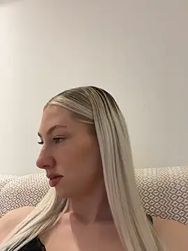 Snapshot of LuisaBecker chatting on 03-10-25, 05:18 LuisaBecker online show from 03-10-25, 05:18