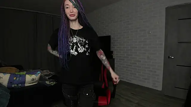 Snapshot of Roxy_Silver chatting on 12-17-24, 11:16 Roxy Silver online show from 12-17-24, 11:16