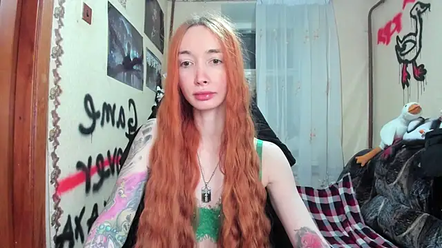 Snapshot of Roxy_Silver chatting on 02-14-25, 07:12 Roxy Silver online show from 02-14-25, 07:12