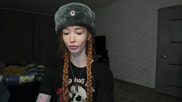 Snapshot of Roxy_Silver chatting on 02-18-25, 10:14 Roxy Silver online show from 02-18-25, 10:14