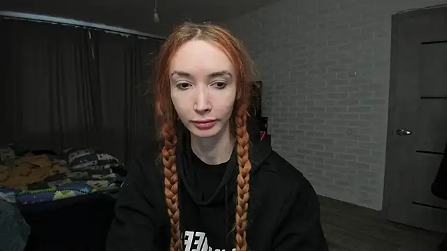 Snapshot of Roxy_Silver chatting on 02-26-25, 04:58 Roxy Silver online show from 02-26-25, 04:58