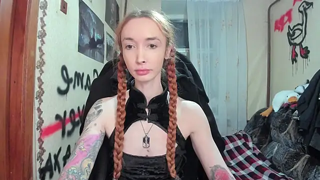 Snapshot of Roxy_Silver chatting on 02-28-25, 07:25 Roxy Silver online show from 02-28-25, 07:25