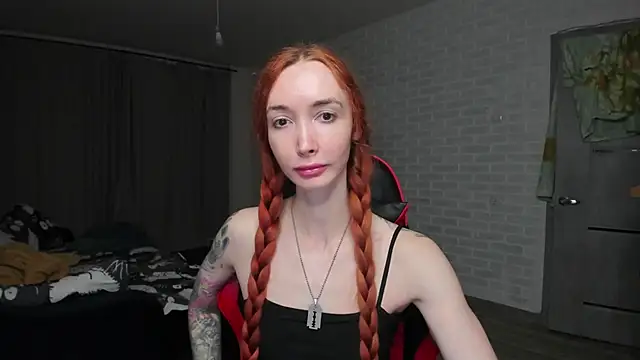 Snapshot of Roxy_Silver chatting on 10-10-25, 03:00 Roxy Silver online show from 10-10-25, 03:00