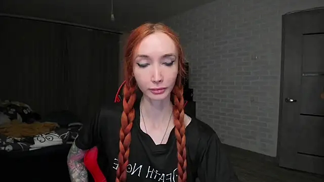 Snapshot of Roxy_Silver chatting on 10-14-25, 04:19 Roxy Silver online show from 10-14-25, 04:19