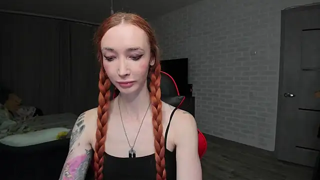 Snapshot of Roxy_Silver chatting on 10-27-25, 07:07 Roxy Silver online show from 10-27-25, 07:07