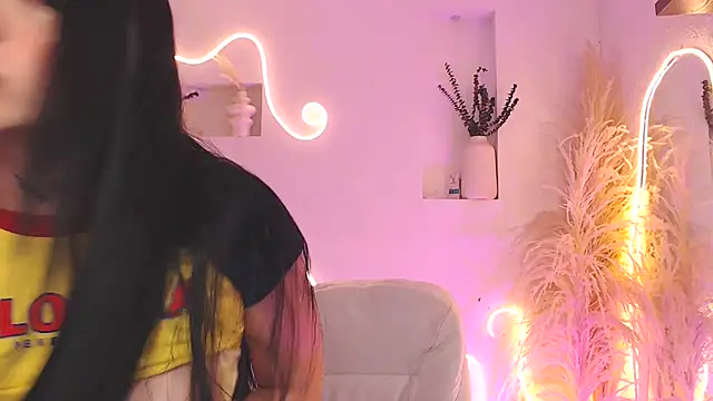ViolettaHotLatin  online show from 06-23-26, 12:47