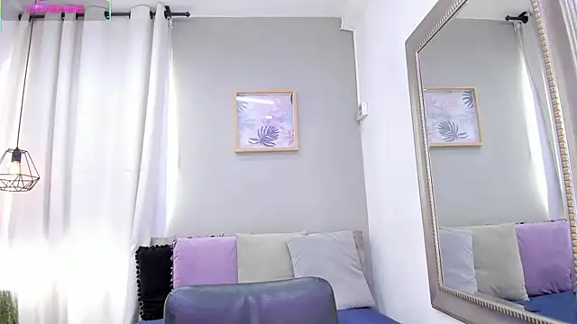 Snapshot of _AlejaCruz_ chatting on 09-28-25, 05:40 AlejaCruz online show from 09-28-25, 05:40