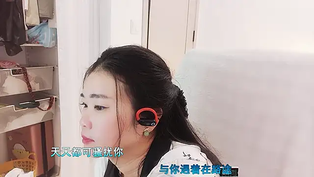 Snapshot of Floor_oo chatting on 10-25-25, 03:29 Floor oo online show from 10-25-25, 03:29