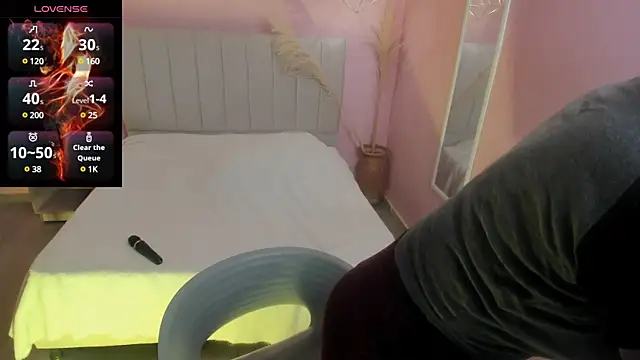 Snapshot of tiffani__love chatting on 01-10-25, 12:36 tiffani love online show from 01-10-25, 12:36