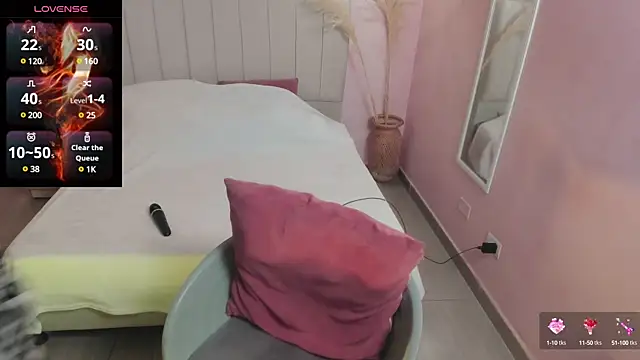 Snapshot of tiffani__love chatting on 01-18-25, 12:57 tiffani love online show from 01-18-25, 12:57