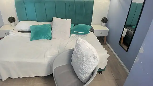 Snapshot of tiffani__love chatting on 02-13-25, 12:00 tiffani love online show from 02-13-25, 12:00