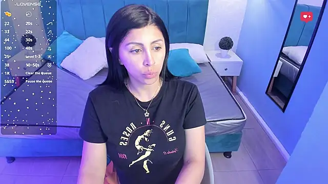 Snapshot of tiffani__love chatting on 02-14-25, 12:03 tiffani love online show from 02-14-25, 12:03