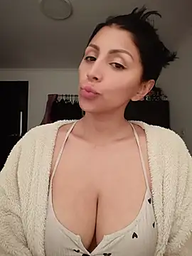 tiffani  love online show from 06-24-26, 03:33