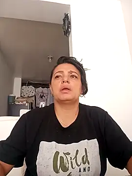 Snapshot of Emily0215 chatting on 02-13-26, 02:57 Emily0215 online show from 02-13-26, 02:57