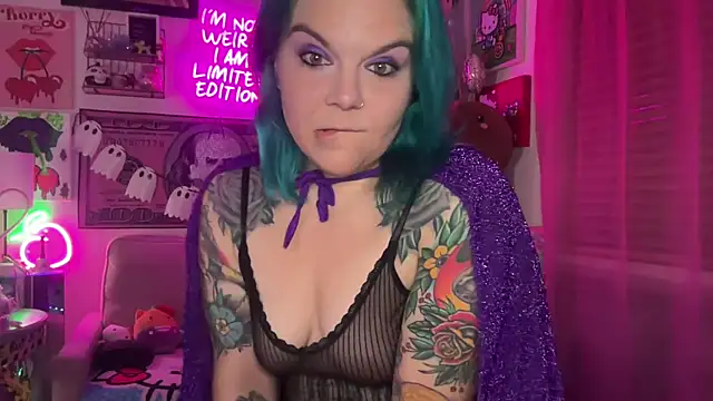 Snapshot of CherryBombBomb chatting on 10-28-25, 05:00 CherryBombBomb online show from 10-28-25, 05:00