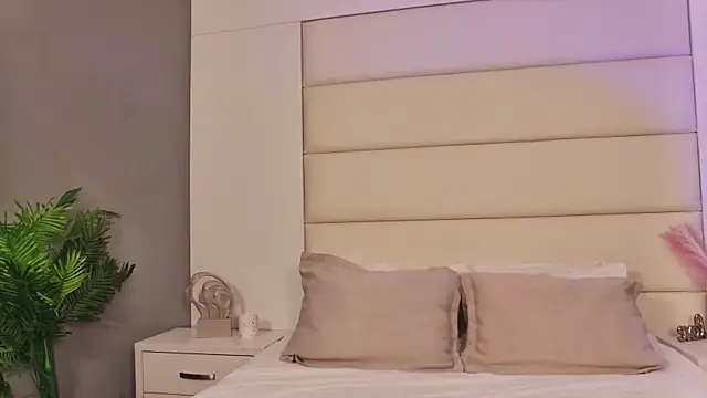 LunaWills  online show from 09-15-25, 04:23