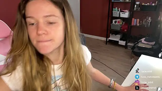 Snapshot of lucie_mehott chatting on 03-08-25, 10:22 lucie mehott online show from 03-08-25, 10:22