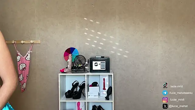 Snapshot of lucie_mehott chatting on 09-18-25, 07:10 lucie mehott online show from 09-18-25, 07:10