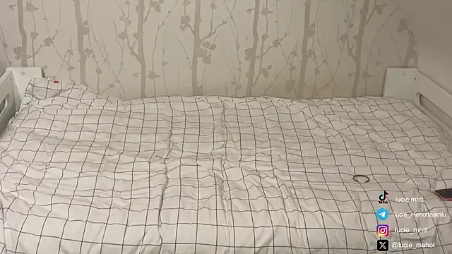 Snapshot of lucie_mehott chatting on 09-24-25, 06:55 lucie mehott online show from 09-24-25, 06:55