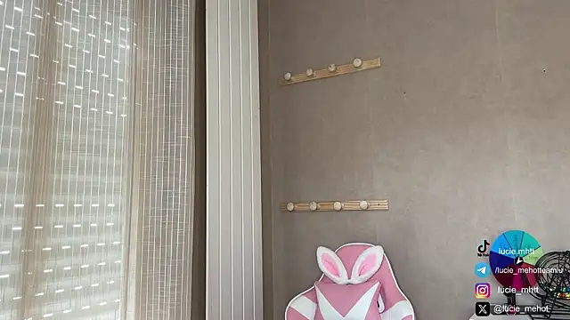 Snapshot of lucie_mehott chatting on 09-28-25, 07:47 lucie mehott online show from 09-28-25, 07:47