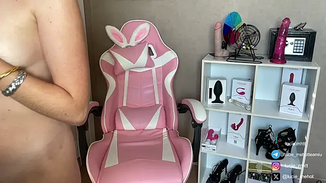 Snapshot of lucie_mehott chatting on 09-29-25, 08:08 lucie mehott online show from 09-29-25, 08:08