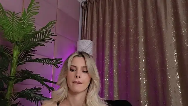 Snapshot of Elliblue chatting on 10-18-25, 12:57 Elliblue online show from 10-18-25, 12:57