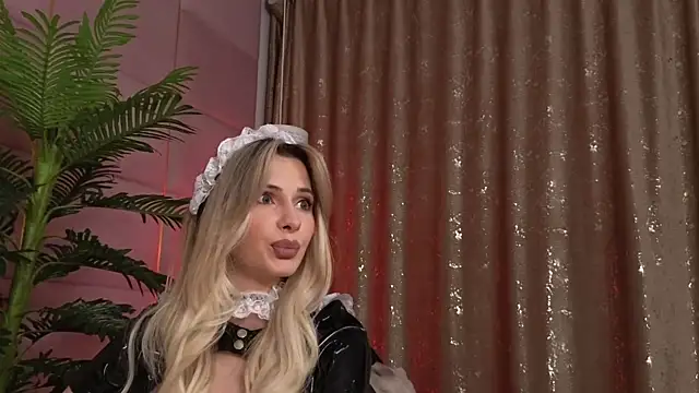 Snapshot of Elliblue chatting on 10-31-25, 10:33 Elliblue online show from 10-31-25, 10:33