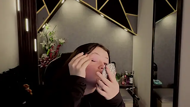 Snapshot of almma_shy chatting on 09-10-25, 01:22 almma shy online show from 09-10-25, 01:22