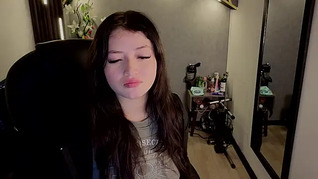 Snapshot of almma_shy chatting on 09-13-25, 03:45 almma shy online show from 09-13-25, 03:45