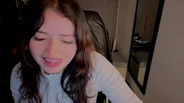 Snapshot of almma_shy chatting on 10-16-25, 01:12 almma shy online show from 10-16-25, 01:12