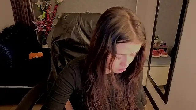 Snapshot of almma_shy chatting on 10-18-25, 03:24 almma shy online show from 10-18-25, 03:24