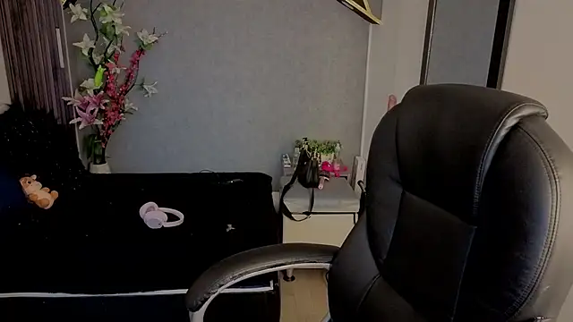 Snapshot of almma_shy chatting on 10-22-25, 01:22 almma shy online show from 10-22-25, 01:22